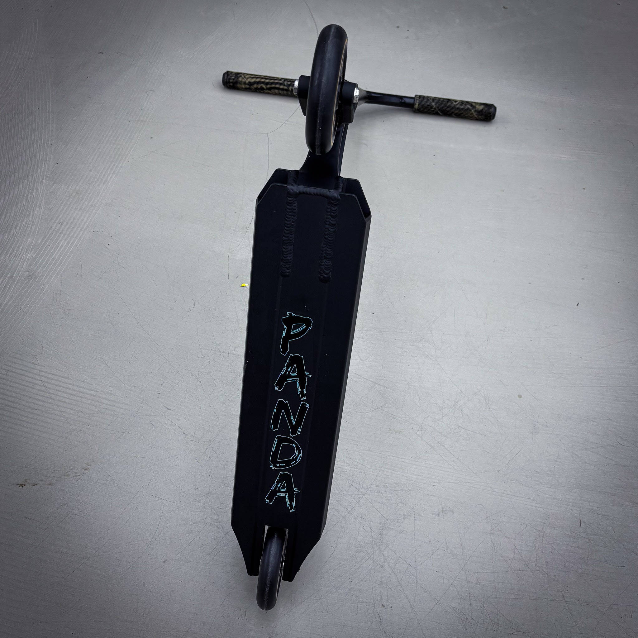 Striker Panda Custom Build - Black/Gold-ScootWorld.dk